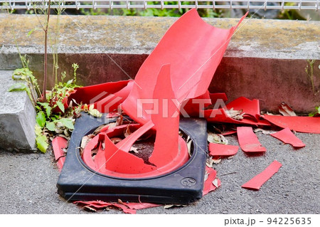 バラバラに壊れた赤いロードコーン バラバラに壊れた赤いロードコーン 94225635