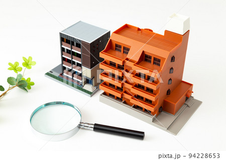 住宅模型と虫眼鏡 94228653