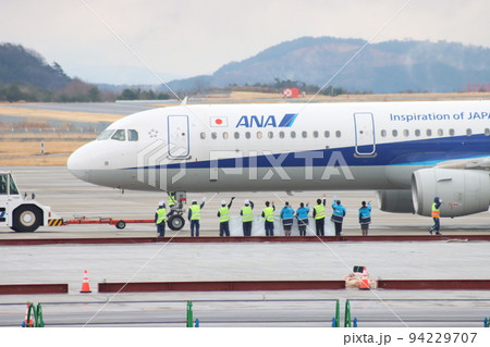 見送られて出発する飛行機 94229707