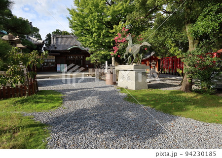 日本の神社仏閣：岐阜県大垣市の大垣八幡神社の境内にある拝殿の遠景 94230185
