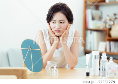 リビングで肌トラブルに悩む女性 94231279