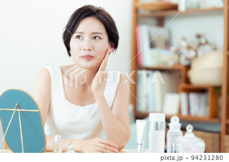 リビングで肌トラブルに悩む女性 リビングで肌トラブルに悩む女性 94231280