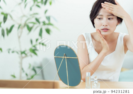 リビングで肌トラブルに悩む女性 リビングで肌トラブルに悩む女性 94231281