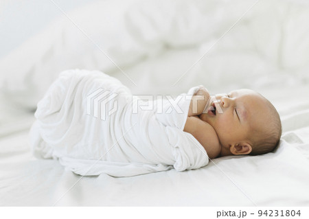 Swaddled newborn boy (0-1 months) 94231804