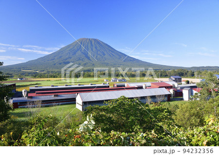 初秋の北海道京極町で鶏舎と羊蹄山の風景を撮影 94232356