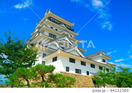 【日本100名城】福山城　外観復元完成後の天守と初秋の青空　広島県福山市 94232360