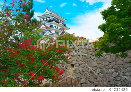 【日本100名城】福山城　外観復元完成後の天守とサルスベリの花2　広島県福山市 94232426