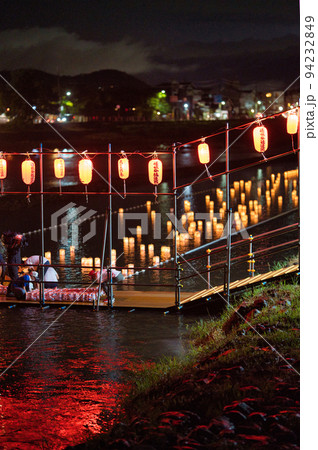 嵐山灯籠流しと五山の送り火 94232849