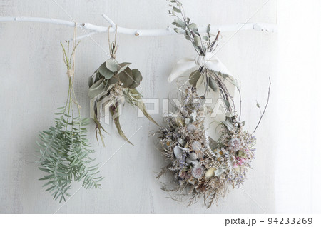 白い壁に飾られたリースとスワッグ　 94233269