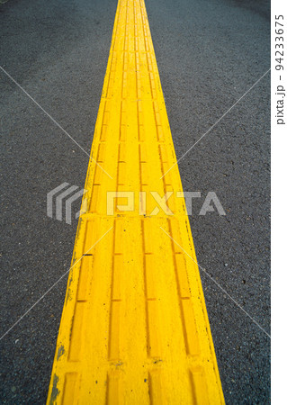 歩道に敷かれた黄色い点字ブロック 歩道に敷かれた黄色い点字ブロック 94233675