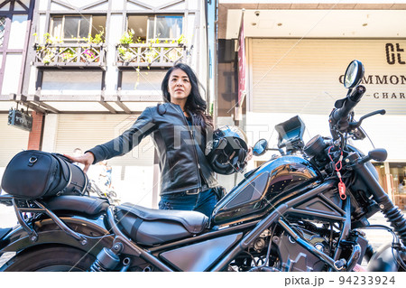 大型クルーザーバイクで横浜ツーリングをする女性ライダー 横浜元町ショッピングストリートで買い物 大型クルーザーバイクで横浜ツーリングをする女性ライダー 横浜元町ショッピングストリートで買い物 94233924