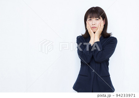 悩んでいる30代のビジネスウーマン 悩んでいる30代のビジネスウーマン 94233971