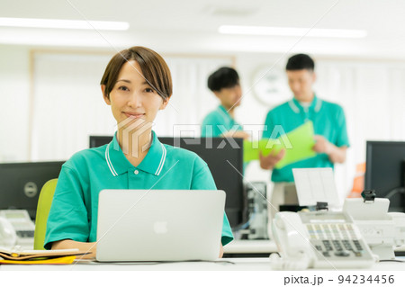 オフィスで働くユニフォーム姿の若い女性 94234456