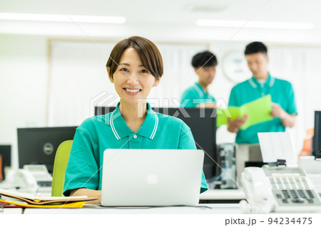 制服を着て働く若い女性 制服を着て働く若い女性 94234475