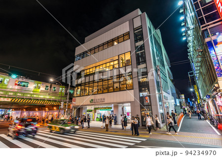 日本の東京都市景観 新大久保駅などを望む 94234970