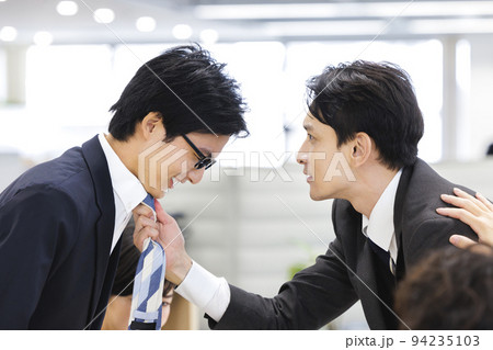 激怒するビジネスマン 94235103
