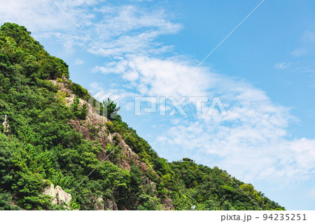 夏の青空と山 夏の青空と山 94235251