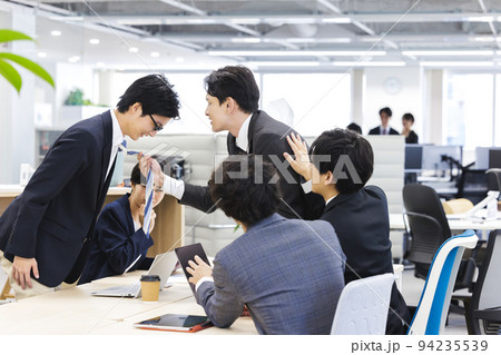 激怒するビジネスマン 激怒するビジネスマン 94235539