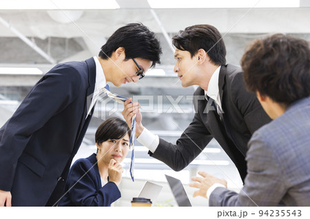 激怒するビジネスマン 激怒するビジネスマン 94235543