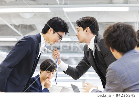 激怒するビジネスマン 激怒するビジネスマン 94235545