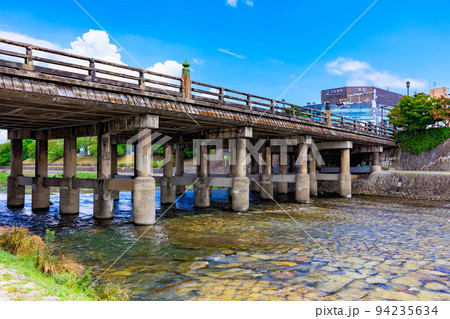 京都　京都市東山区　三条大橋と鴨川 94235634