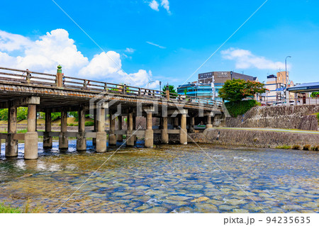 京都　京都市東山区　三条大橋と鴨川 94235635