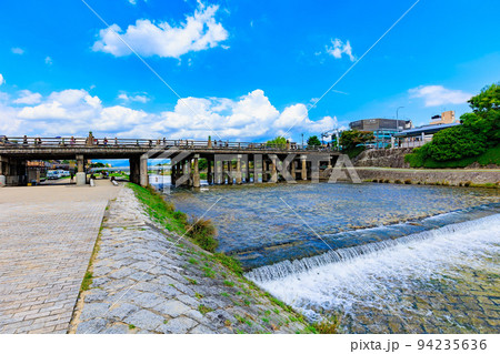 京都 京都市東山区 三条大橋と鴨川 京都 京都市東山区 三条大橋と鴨川 94235636