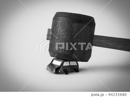 廃車　金槌と車　車両をつぶす 94235680