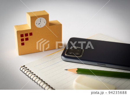 教育とスマホ　スマートフォンと校舎 94235688