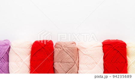 暖色系の毛糸玉 アクリル100%の毛糸 暖色系の毛糸玉 アクリル100%の毛糸 94235689