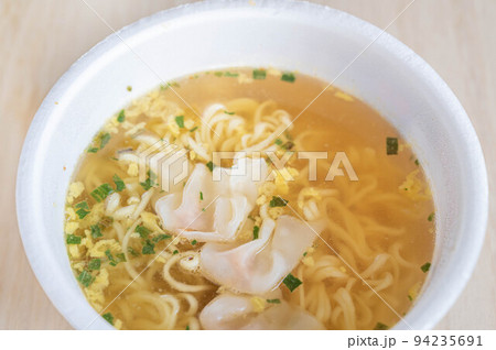 ワンタン入りカップ麺 ワンタン入りカップ麺 94235691