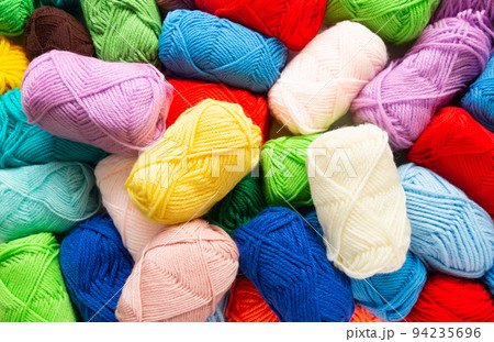 毛糸玉いろいろ たくさん アクリル100%の毛糸の写真素材 [94235696  