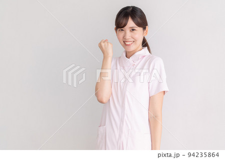 ガッツポーズをする看護師 ガッツポーズをする看護師 94235864