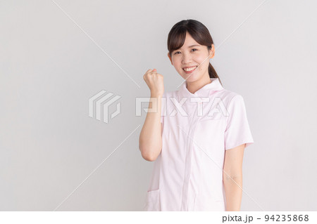 ガッツポーズをする看護師 ガッツポーズをする看護師 94235868