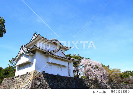 満開の桜と名古屋城東南隅櫓の風景 94235899