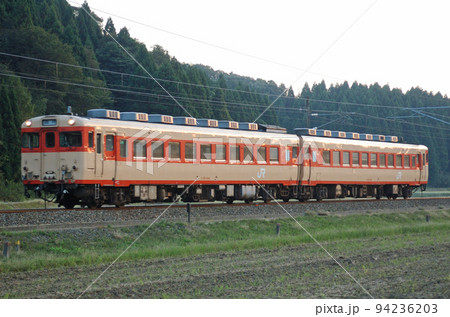 北陸本線　牛ノ谷ー大聖寺　JR西日本　キハ58-1042+キハ28-2466（金沢） 94236203