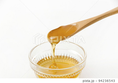 ガラスの器に入ったハチミツとスプーン 94236543