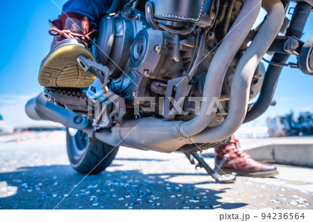 大型クルーザーバイクで横浜ツーリングをする女性ライダーの足元 94236564