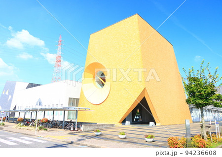 日進市、日進市立図書館の風景 94236608