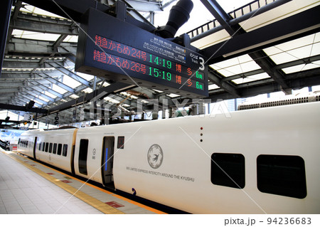 長崎駅で出発を待つ特急「かもめ」（JR九州　885系特急電車） 94236683