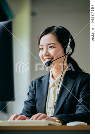 オフィスで電話対応する若いオペレーター 94237167