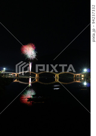 錦帯橋花火！水面に映るHANABI 山口県観光岩国市横山　日本の夏 94237332