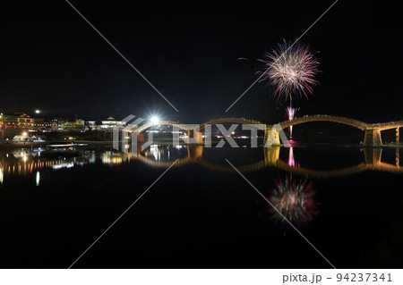 錦帯橋花火！水面に映るHANABI 山口県観光岩国市横山　日本の夏 94237341