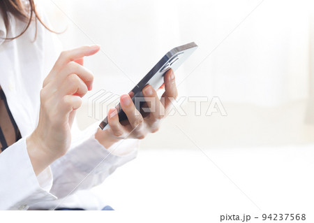 スマホを操作する女性 94237568