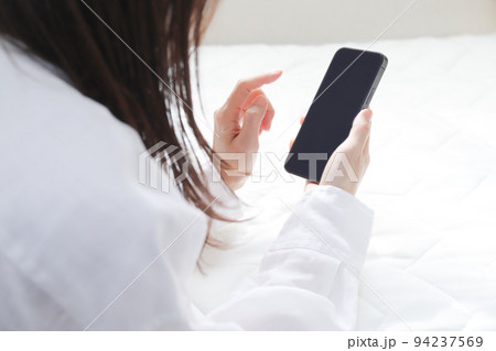 スマホを触る手元 スマホを触る手元 94237569