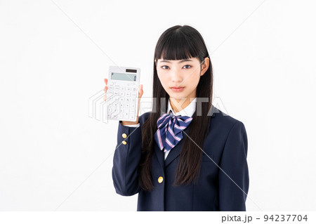 電卓を持つ女子高生 94237704