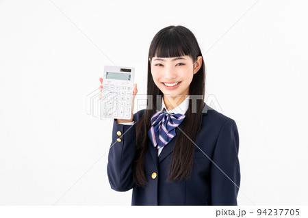電卓を持つ女子高生 94237705