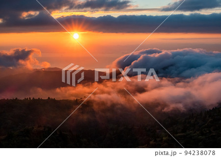 滋賀県の武奈ヶ岳登山で見た雲海とご来光 94238078