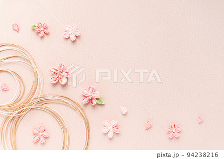 つまみ細工の桜と水引のピンクの和風背景 94238216