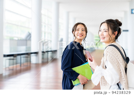大学生の女の子 大学生の女の子 94238329